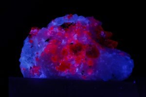 spinel-in-marble-under-uv-light-3